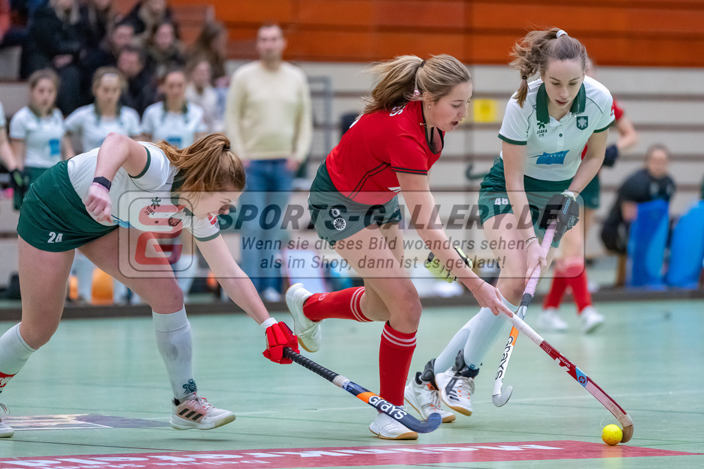 HK_20240114_108086 | 1. Bundesliga Damen Crefelder HTC - Uhlenhorst Mülheim am 14.1.2024 Halle Glockenspitz, Krefeld , Mara Küskes ( Crefelder HTC #8 ) , Elena Clococeanu ( Uhlenhorst Mülheim #24 ) , Maike Scheuer ( Uhlenhorst Mülheim #48 )