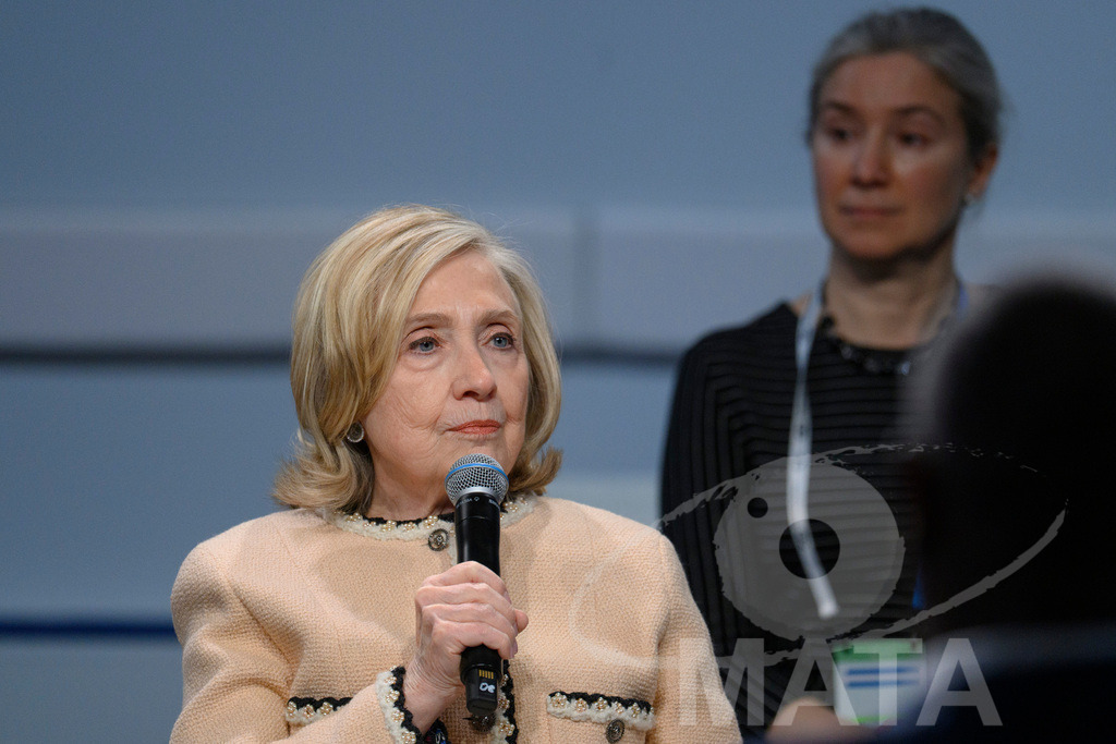 _DWA0170 | Die US-Politikerin Hillary Clinton auf der Veranstaltung Girls Just Want to Have Fundamental Rights: Fighting the Global Pushback im Rahmen der Münchner Sicherheitskonferenz 2026. München, 14.02.2026 Bayern Deutschland - Realisiert mit Pictrs.com