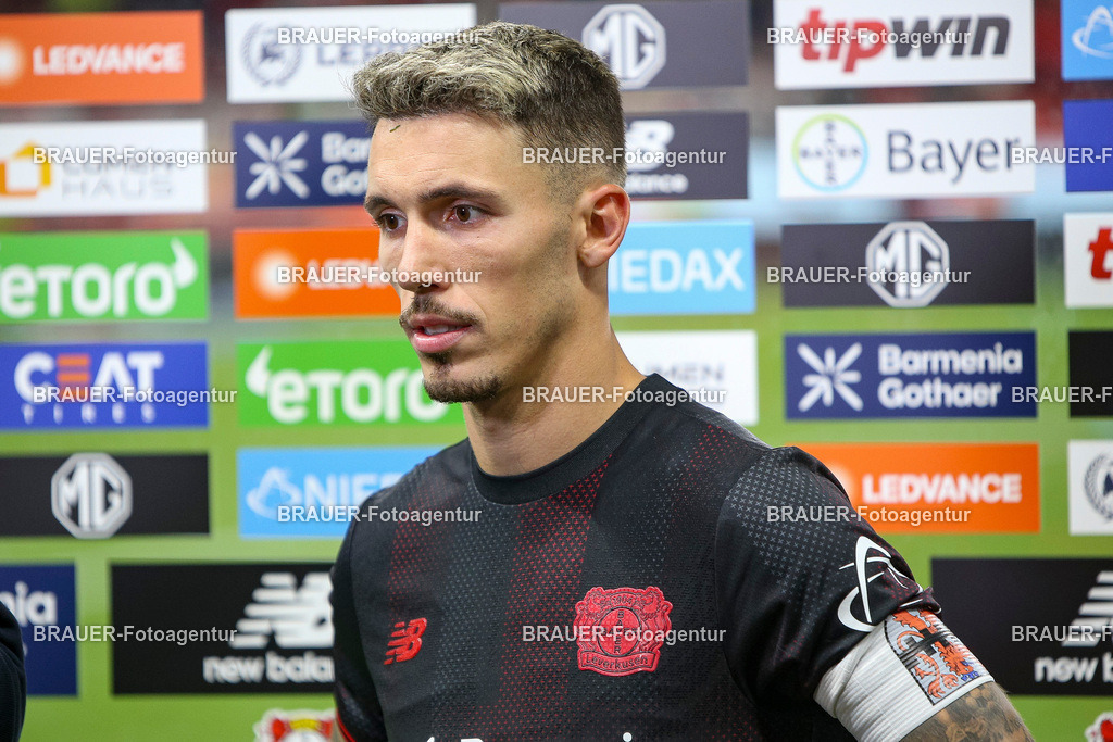 Bayer 04 Leverkusen vs Eintracht Frankfurt - Bundesliga  | Leverkusen, Deutschland, 12.09.25:   Alejandro Grimaldo (Bayer 04 Leverkusen) schaut waehrend des Spiels der Bundesliga zwischen  Bayer 04 Leverkusen vs Eintracht Frankfurt in der BayArena(Foto von Brauer-Fotoagentur / Adrian Schlueter)