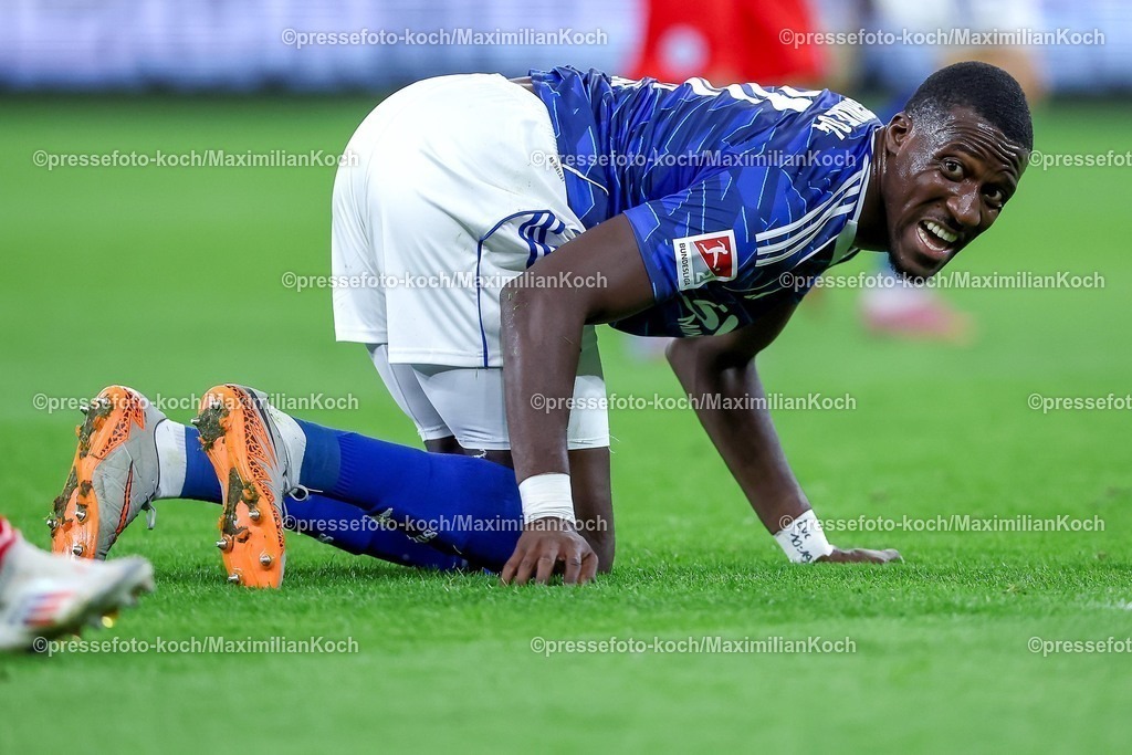 S0413092501180 | 13.09.2025, Fußball, FC Schalke 04 - Holstein Kiel, 5.Spieltag, 2. Fußball Bundesliga, Veltins-Arena Gelsenkirchen, Saison 2025 2026: Bryan Lasme (Schalke04 #11) kniet auf dem Spielfeld Enttäuschung enttäuscht Mimik entsetzt verärgert DFB regulations prohibit any use of photographs as image sequences and or quasi-video.