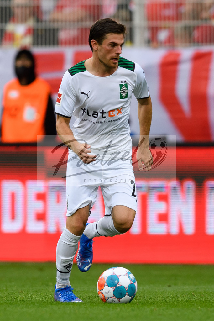 FCUBMG20210829_195 | Fussball, Herren: Jonas Hofmann (Borussia Moenchengladbach) in Aktion, am Ball, Einzelaktion beim Spiel der 1. Bundesliga zwischen 1. FC Union Berlin und Borussia Moenchengladbach im Stadion An der Alten Foersterei am 29.08.2021 in Berlin, Deutschland. - Realisiert mit Pictrs.com