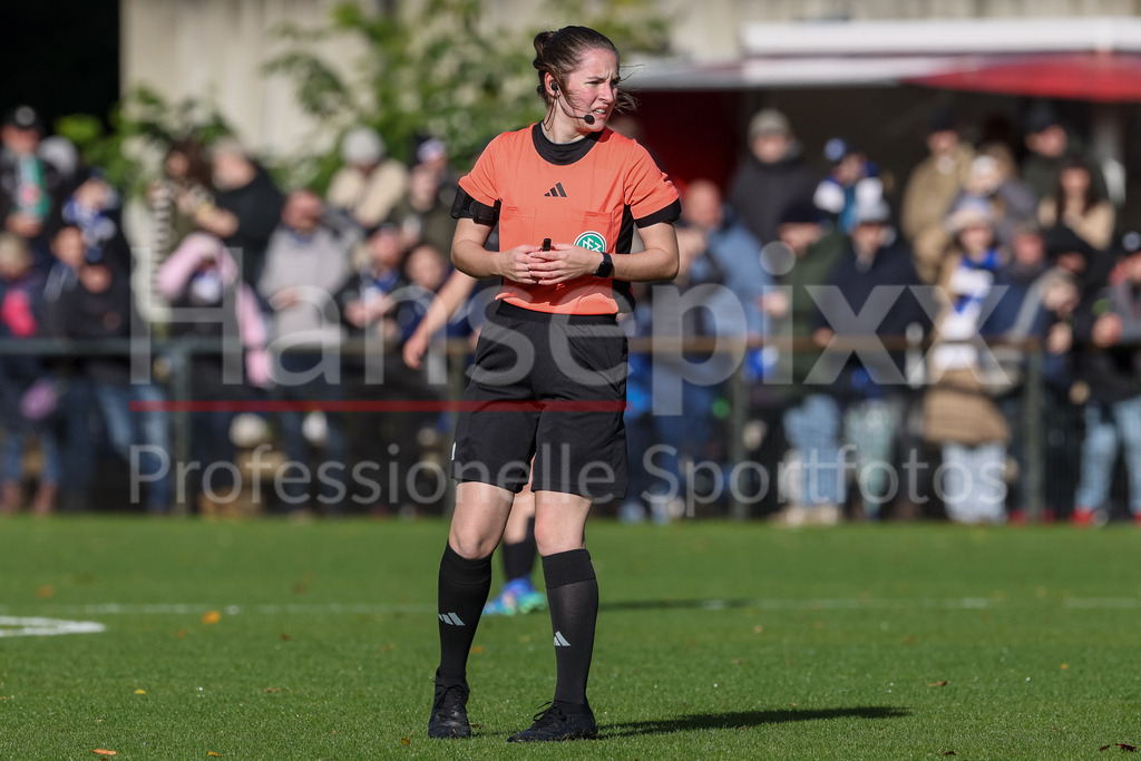 Fussball, 2. Frauen-Bundesliga, Hamburger SV - Borussia Mönchengladbach | v.li.: Schiedsrichterin Antonia Tucholski, DIE DFB-RICHTLINIEN UNTERSAGEN JEGLICHE NUTZUNG VON FOTOS ALS SEQUENZBILDER UND/ODER VIDEOÄHNLICHE FOTOSTRECKEN. DFB REGULATIONS PROHIBIT ANY USE OF PHOTOGRAPHS AS IMAGE SEQUENCES AND/OR QUASI-VIDEO.