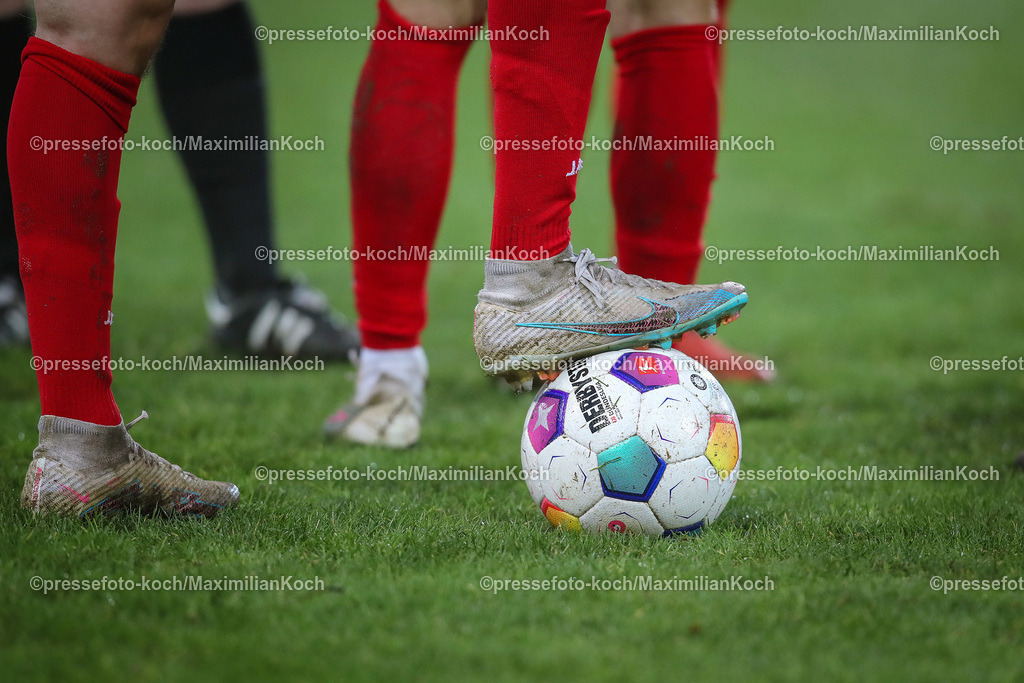 RWE06012402167 | 06.01.2024, Essen, Fußball, Herren, Stadion an der Hafenstraße, Testspiel, Rot-Weiss Essen – 1. FC Köln:  Fußballspieler mit dem Fuß auf dem offiziellen Spielball.. 
DFB regulations prohibit any use of photographs as image sequences and or quasi-video.