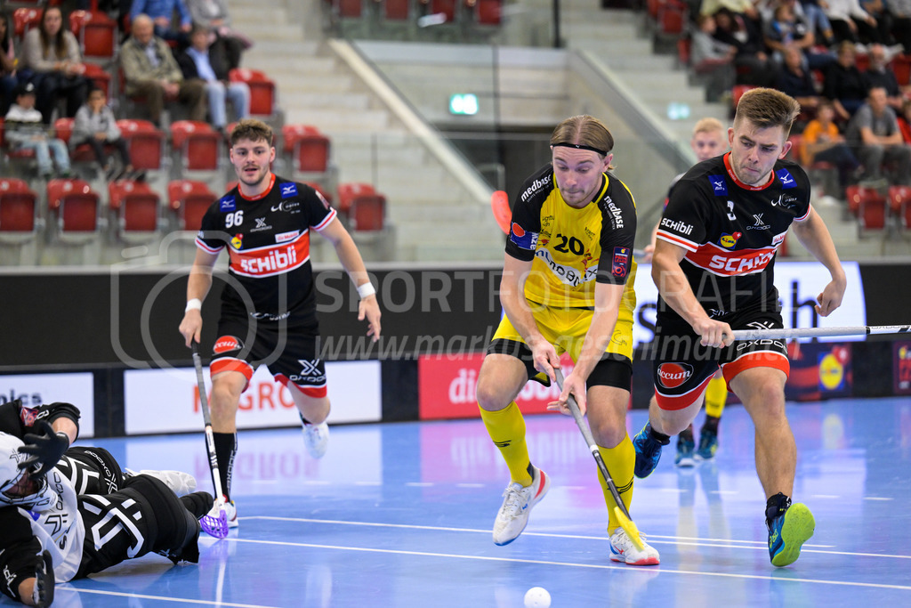 HC Rychenberg vs UHC Uster - 14. October 2022 | HC Rychenberg vs UHC Uster
AXA Arena, Winterthur
Jonathan Nilsson (#20 HC Rychenberg) wird von Martin Prazan (#3 UHC Uster) regelwidrig beim Abschluss gestört.
Bild: Sportfotografie Markus Aeschimann | www.markus-aeschimann.ch - Realisiert mit Pictrs.com