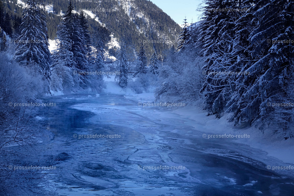 welltvi-Lechfluss-Winter_24Jan2019-Duernau_Holzgau_DSC2219 | Info aus dem Bezirk Reutte/Ausserfern Tirol sowie eine umfangreiche Bilddatenbank über die gesamte Region: Lechtal, Talkessel Reutte, Tannheimertal, Zwischentoren. Lech, Plansee, Zugspitze, Grenztunnel, B179, Fernpassstraße, Verkehr, Lawinen, Tradition, - Realisiert mit Pictrs.com