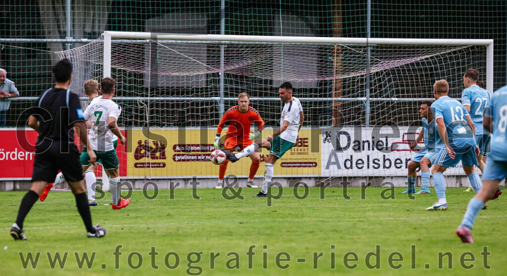 2023-07-28_113_FC_Schwaig_gegen_TSV_1860_Rosenheim | Oberding, Deutschland, 28.07.2023:
Fußball, Landesliga Südost 2023 / 2024, 3. Spieltag, FC Schwaig gegen TSV 1860 Rosenheim, Endergebnis: 1:1

Tobias Paulus (FC Schwaig, #7), Torwart Franz Hornof (FC Schwaig, #1), Daniel Fichtlscherer (FC Schwaig, #22)

Foto: Christian Riedel / fotografie-riedel.net
