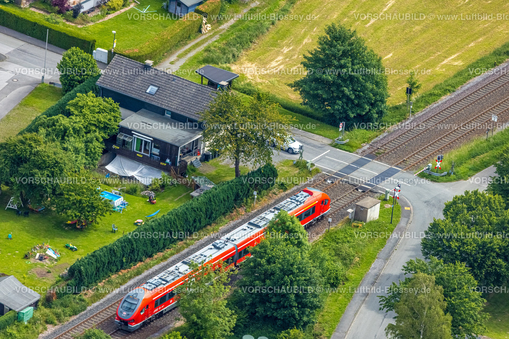 Meschede220601021 | Luftbild, Bahnübergang und S-Bahn, Am Westhof und Schützenplatz, Wehrstapel, Meschede, Sauerland, Nordrhein-Westfalen, Deutschland