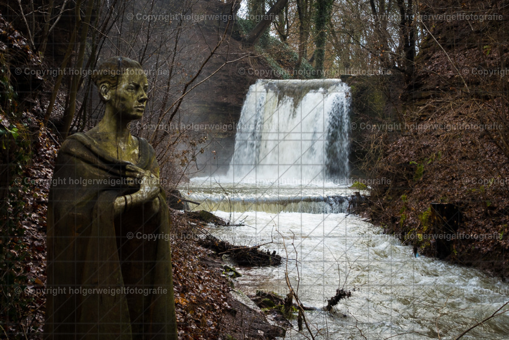 Regentrude mit Wasserfall | Kaufen sie online außergewöhnliche Fotografien auf Leinwand Acrylglas Fotoprint Aludibond von holgerweigeltfotografie - Realisiert mit Pictrs.com