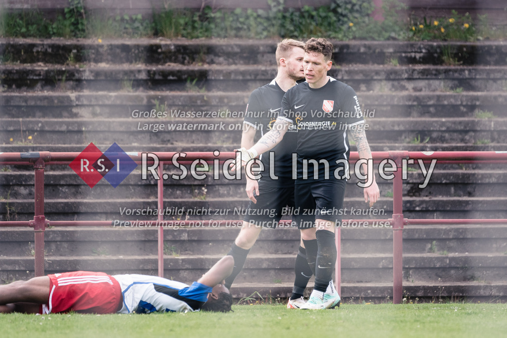 RS-1-046605 | David Amalachukwu Igboanugo (#23, HSV II, am Boden), Florian Riedel (#39, Havelse, vorne), Torben Engelking (#16, Havelse)