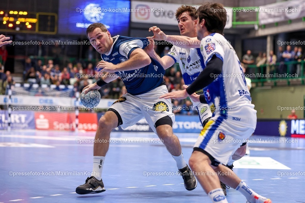 BHC11122501086 | 11.12.2025, Handball, HBL, Bergischer HC - ThSV Eisenach, Unihalle Wuppertal: Tomas Babak (BHC #19) im Zweikampf gegen  Stephan Seitz (Eisenach #44) 