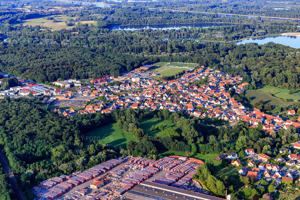 Aerial view: View of the town from the west in Seltz in the state Bas-Rhin, France. – Photo: IMG_109159.jpg taken on 07/25/2018 by Werner Riehm/FLY-FOTO.com – Resolution of the original: 5292 x 3528 px