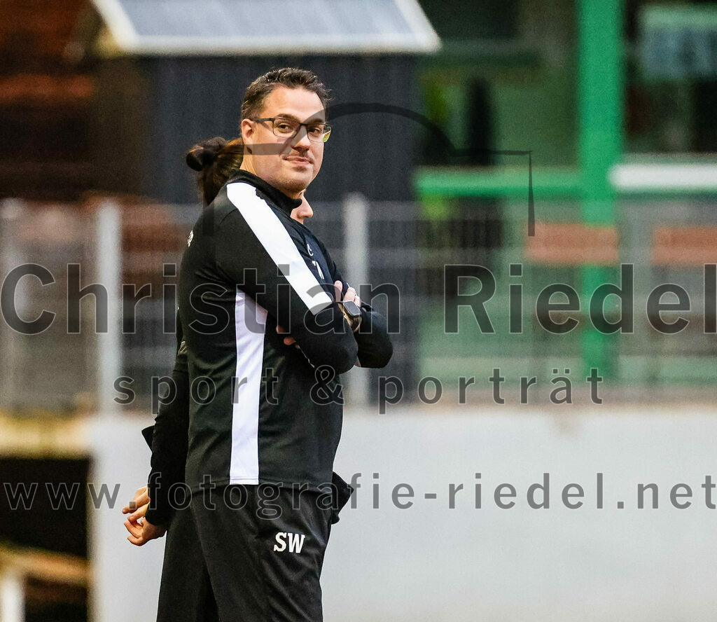 2023-10-21_014_FC_Forstern_gegen_FC_Ezelsdorf | Forstern, Deutschland, 21.10.2023:
Fußball, Frauen Bayernliga 2023 / 2024, 8. Spieltag, FC Forstern gegen FC Ezelsdorf, Endergebnis: 2:1

Trainer Sebastian Wiese (FC Forstern)

Foto: Christian Riedel / fotografie-riedel.net