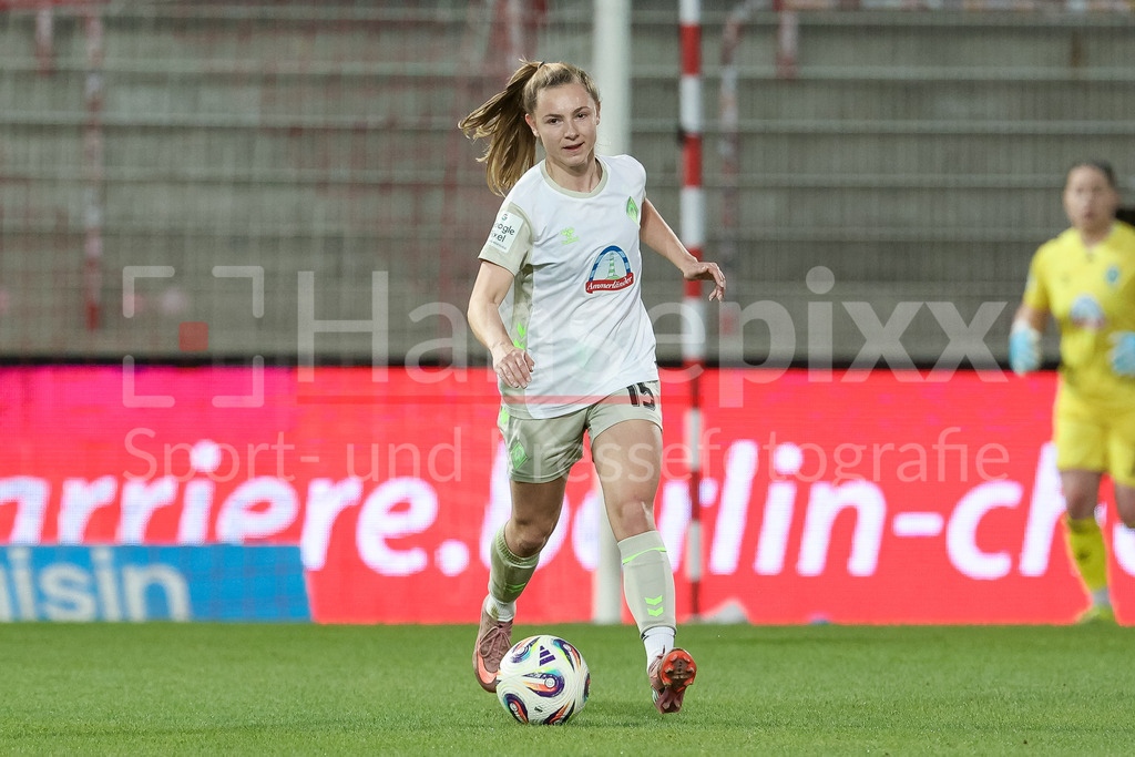 Fussball, Google Pixel Frauen-Bundesliga, 1. FC Union Berlin - SV Werder Bremen | Michelle Weiß (SV Werder Bremen, 15) am Ball, Freisteller, Einzelbild, Ganzkörper, Aktion, Action, Spielszene, DIE DFB-RICHTLINIEN UNTERSAGEN JEGLICHE NUTZUNG VON FOTOS ALS SEQUENZBILDER UND/ODER VIDEOÄHNLICHE FOTOSTRECKEN. DFB REGULATIONS PROHIBIT ANY USE OF PHOTOGRAPHS AS IMAGE SEQUENCES AND/OR QUASI-VIDEO.