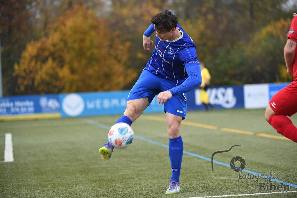 FC Rastede-VfL Wildeshausen | Herren Bezirksliga 2; FC Rastede (blau)-VfL Wildeshausen (rot) am 09.11.2025 in Rastede (Sportanlage Köttersweg), Photo: Philip Eiben 2025 - Realisiert mit Pictrs.com