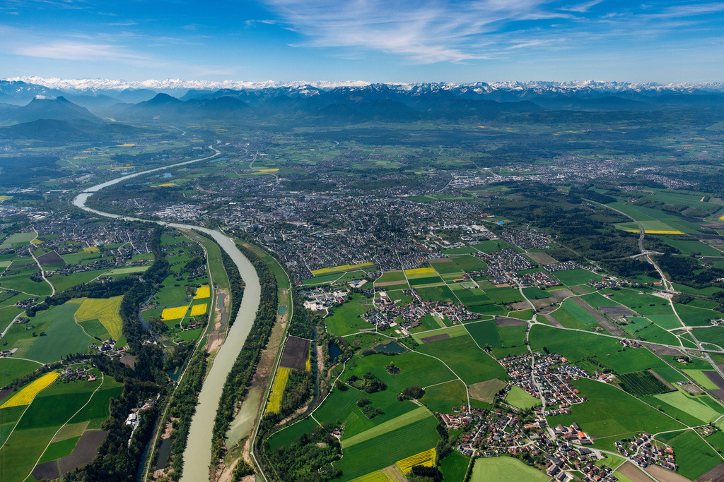 dr__0101148.jpg | ROSENHEIM 04.05.2023 Stadtgebiet mit Außenbezirken und Innenstadtbereich am Ludwigsplatz in Rosenheim mit Blick in die Alpen dem Flussverlauf des Inn folgend im Bundesland Bayern, Deutschland. // City area with outside districts and inner city area on place Ludwigsplatz in Rosenheim in the state Bavaria, Germany. Foto: Daniel Reiter