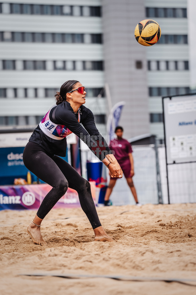 Beachvolleyball | Frauen | Allianz German Beach Tour 2025 | Tourstop Hamburg | 30.05.2025 | Shana Zobrist spielt den Ball