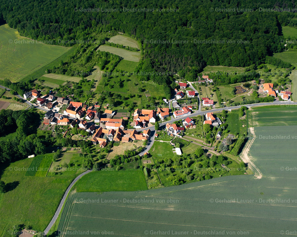 2634590 | DIETERODE 09.06.2006 Landwirtschaftliche Nutzflächen und Feldgrenzen  umsäumen das Siedlungsgebiet des Dorfes in Dieterode im Bundesland Thüringen, Deutschland // Agricultural land and field boundaries surround the settlement area of the village  in Dieterode in the state Thuringia, Germany Foto: Gerhard Launer