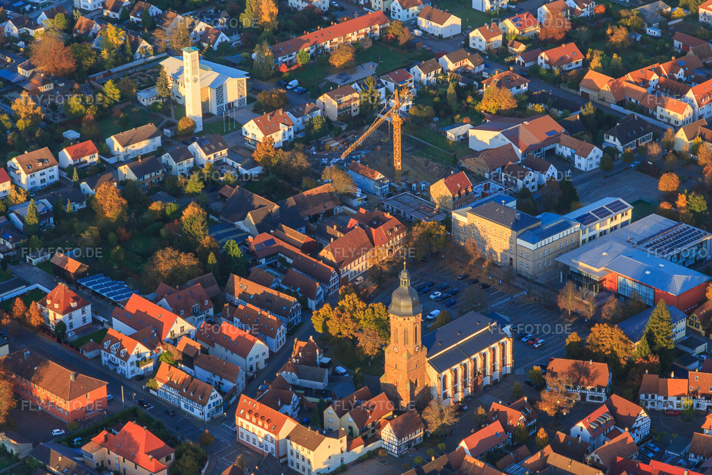 Luftbild: St. Georgskirche, Stadthalle und Grundschule am Marktplatz von Südwesten in Kandel im Bundesland Rheinland-Pfalz in Deutschland. Foto: IMG_095837.jpg vom 30.10.2016 durch Werner Riehm/FLY-FOTO.de