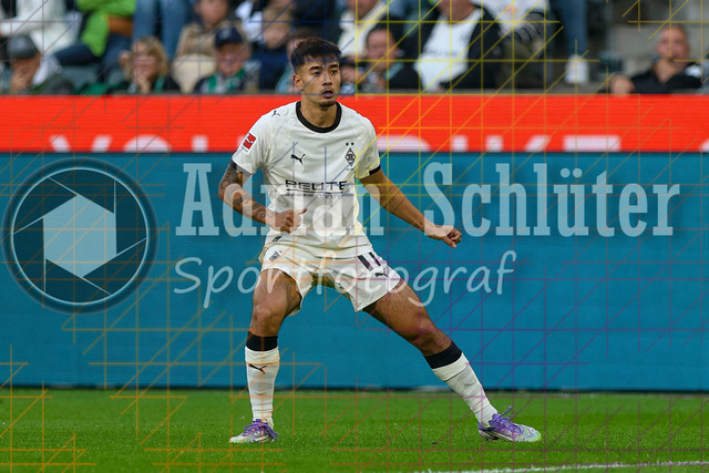 Borussia Mönchengladbach vs Eintracht Frankfurt - Bundesliga  | Mönchengladbach, Deutschland, 27.09.25:   Jens Castrop (Borussia Mönchengladbach) schaut waehrend des Spiels der Bundesliga zwischen Borussia Mönchengladbach vs Eintracht Frankfurt im Stadion im Borussia Park(Foto von Brauer-Fotoagentur / Adrian Schlueter)