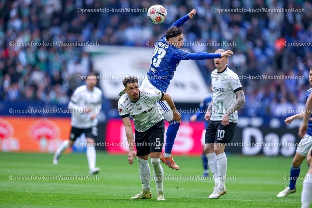 S0419042601049 | 19.04.2026, Fußball, FC Schalke 04 - SC Preußen Münster, 30. Spieltag, 2. Fußball Bundesliga, Veltins-Arena Gelsenkirchen, Saison 2025 2026: Soufiane El-Faouzi&nbsp;(Schalke04 #23) im Zweikampf gegen  Yassine Bouchama&nbsp;(Preussen Muenster #05)  DFB regulations prohibit any use of photographs as image sequences and or quasi-video.