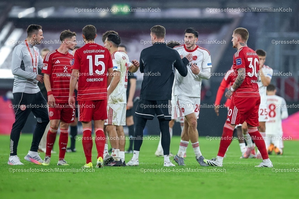 F9503102501340 | 03.10.2025, Fußball, Fortuna Düsseldorf - 1.FC Nürnberg, 2. Fußball Bundesliga, Merkur Spiel-Arena, Saison 2025 2026: Tummult Handgemenge auf dem Spielfeld nach Abpfiff zum Ende des Spiels. Spielende.  DFB regulations prohibit any use of photographs as image sequences and or quasi-video.