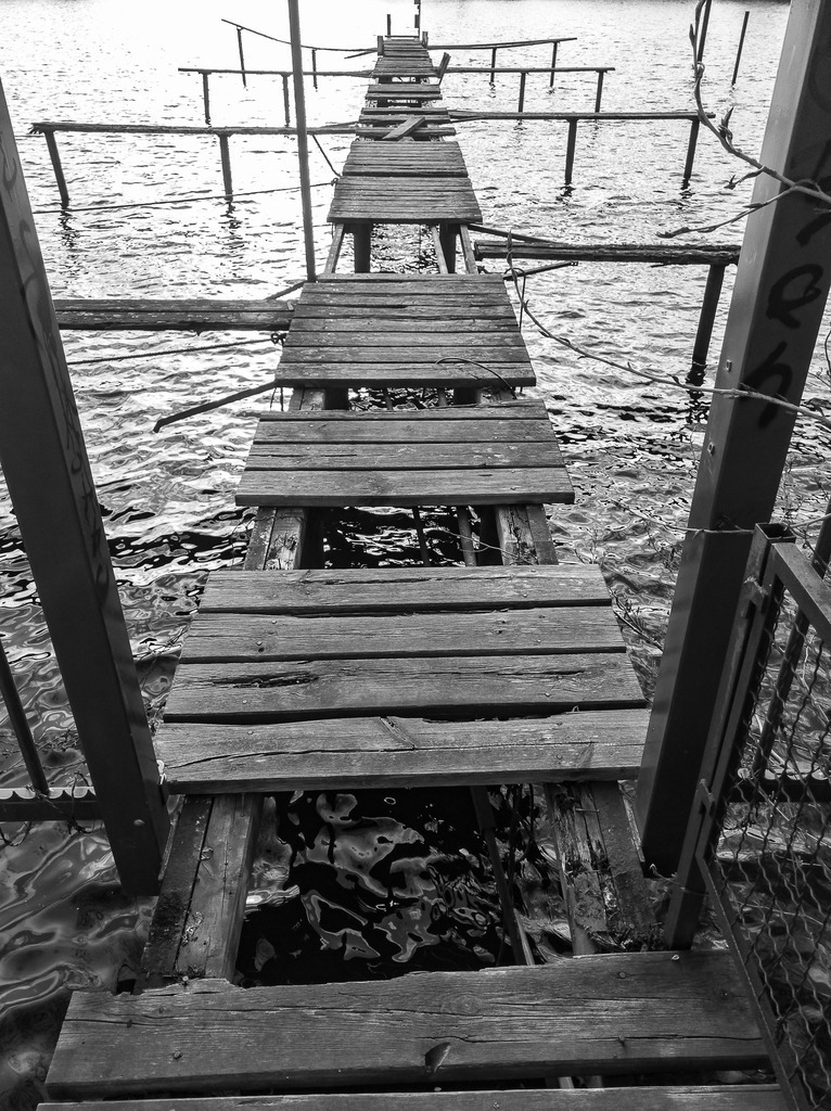 Lückenhaft | verfallener Bootsteg ( mittweile abgerissen) nahe der Kleinen Eiswerderbrücke - Realisiert mit Pictrs.com