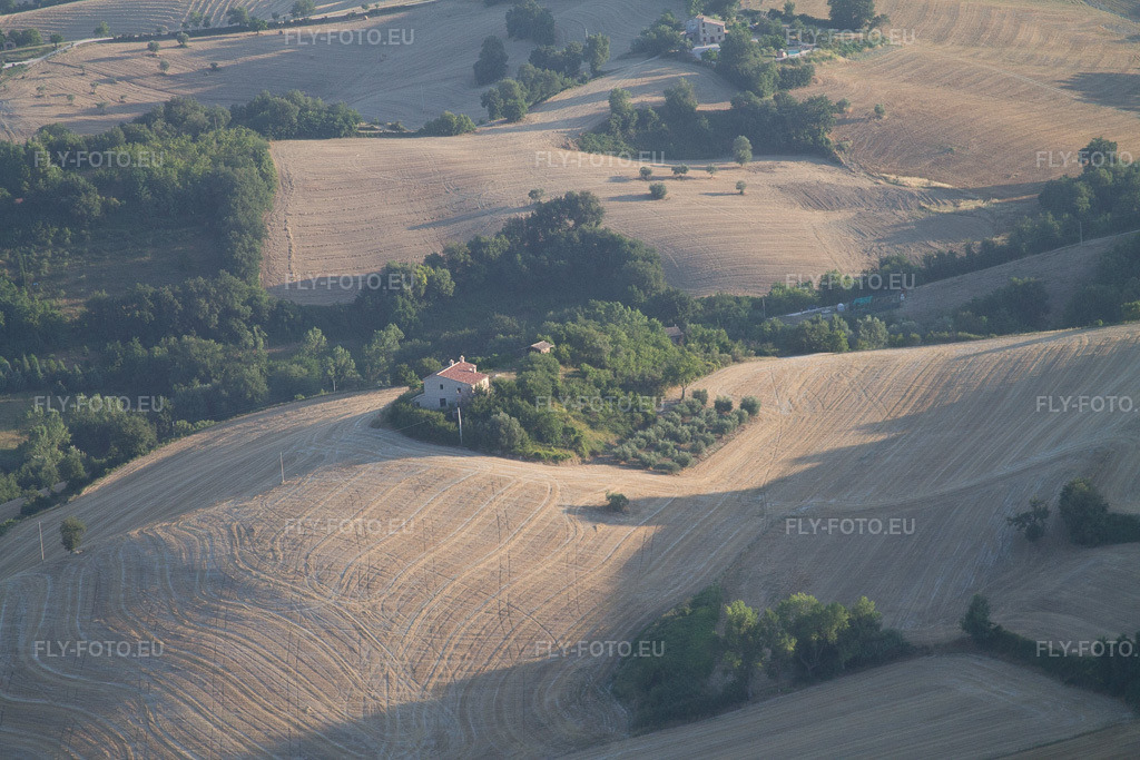 Vue aérienne: Vue de la ville à Isola di Fano dans le département Les Marches, Italie. Photo: IMG_43026.jpg prise le 15/07/2011 par Werner Riehm/FLY-FOTO.eu – Résolution de l'original: 4272 x 2848 px