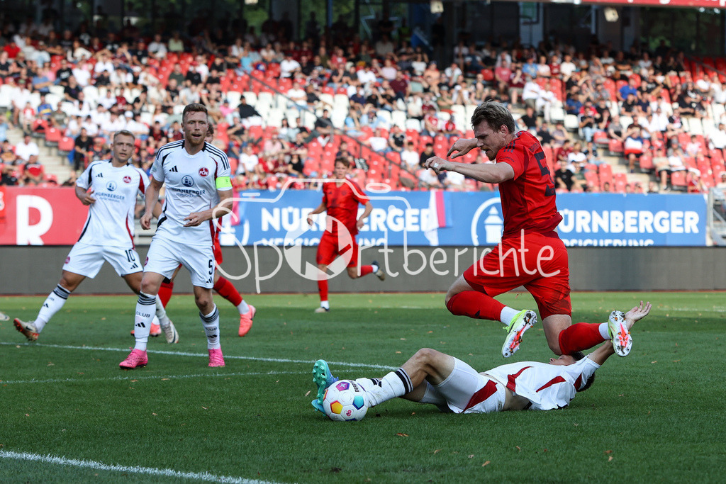 1. FC Nürnberg II - FC Bayern Amateure | Pascal FUCHS (FCN #6) klaert im Strafraum stark gegen Steve BREITKREUZ (FCB #5) / zweikampf