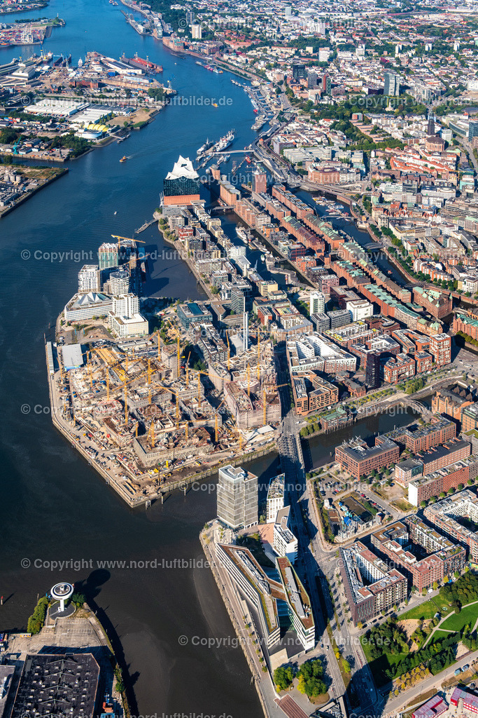Hamburg_Hafencity_Sandtorkai_Baustelle_ELS_3909220922 | HAMBURG 22.09.2022 Baustelle zum Neubau des Gebäudekomplexes des Einkaufszentrum am Überseequartier am Chicagokai - Osakaallee im Bereich des ehemaligen Grasbrooks im Ortsteil Hafencity in Hamburg, Deutschland. Weiterführende Informationen bei: CHRISTIAN DE PORTZAMPARC,  Depenbrock Bau GmbH & Co. KG,  F + Z Baugesellschaft, Zweigniederlassung der Hecker Bau GmbH & Co. KG,  Stump-Franki Spezialtiefbau GmbH,  Unibail-Rodamco Germany GmbH,  Unibail-Rodamco ÜSQ Süd Quartiersmanagement GmbH. // Construction site for the new building complex of the shopping center at Ueberseequartier at Chicagokai - Osakaallee in the area of the former Grasbrooks in the Hafencity district in Hamburg, Germany. Further information at: CHRISTIAN DE PORTZAMPARC,  Depenbrock Bau GmbH & Co. KG,  F + Z Baugesellschaft, Zweigniederlassung der Hecker Bau GmbH & Co. KG,  Stump-Franki Spezialtiefbau GmbH,  Unibail-Rodamco Germany GmbH,  Unibail-Rodamco UeSQ Sued Quartiersmanagement GmbH. Foto: Martin Elsen