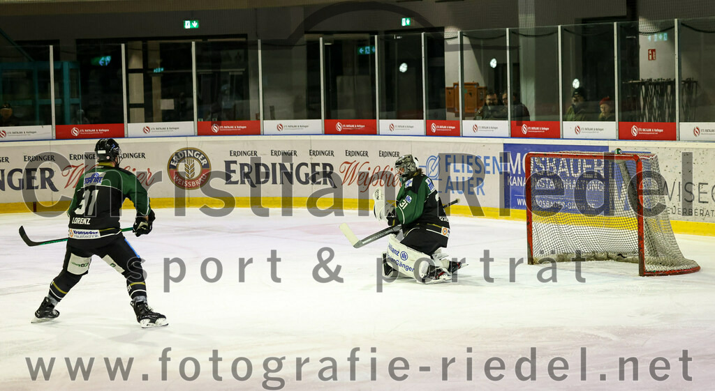 2022-11-04_126_Eishockey_TSV_Erding_gegen_TSV_Peissenberg | Erding, Deutschland, 04.11.2022:
Eishockey, Bayernliga 2022 / 2023, 10. Spieltag, TSV Erding gegen TSV Peißenberg, Endergebnis: 4:3

Rudolf Lorenz (Erding Gladiators, #91), Torwart Christoph Schedlbauer (Erding Gladiators, #31)

Foto: Christian Riedel / fotografie-riedel.net