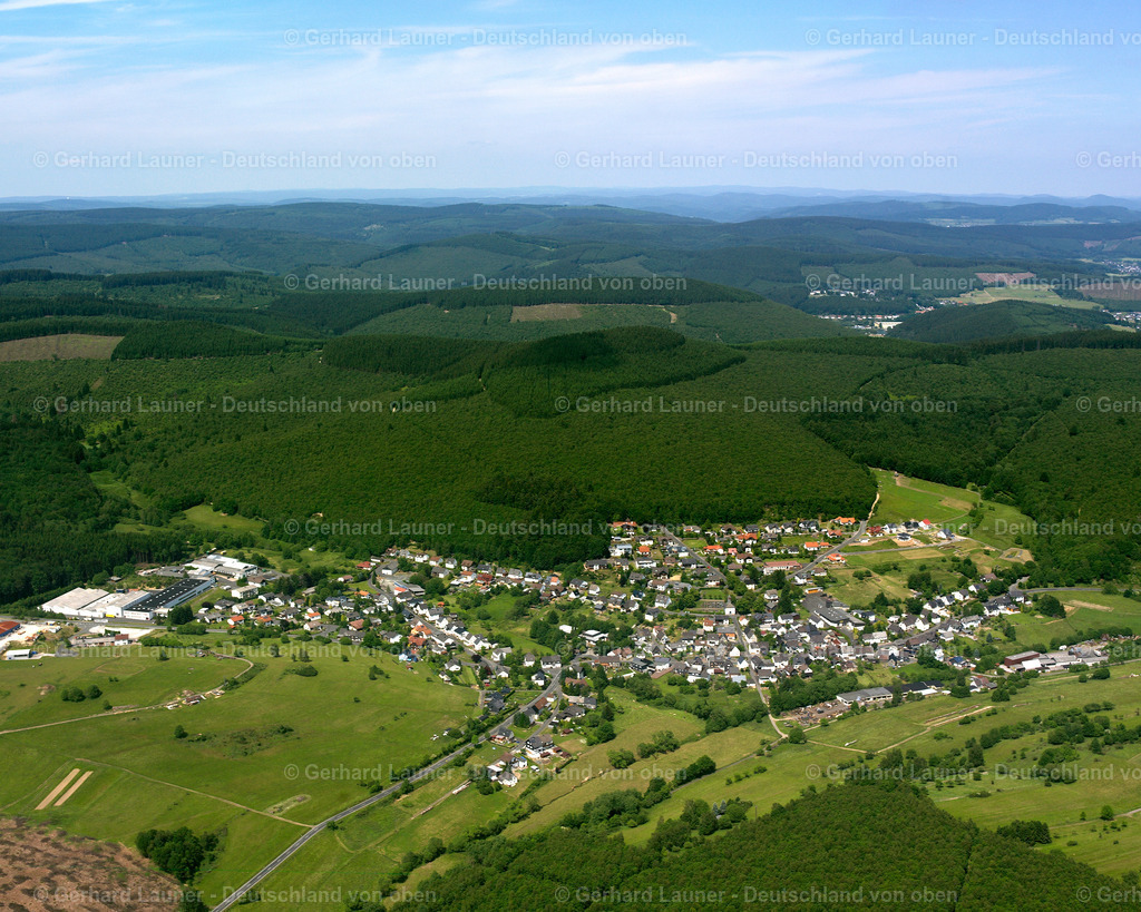 2611031 | WEIDELBACH 09.06.2006 Landwirtschaftliche Nutzflächen und Feldgrenzen  umsäumen das Siedlungsgebiet des Dorfes in Weidelbach im Bundesland Hessen, Deutschland // Agricultural land and field boundaries surround the settlement area of the village  in Weidelbach in the state Hesse, Germany Foto: Gerhard Launer