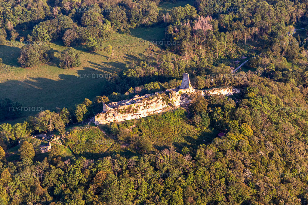 Luftbild: Château fort en ruine de Montfaucon in Montfaucon im Bundesland Doubs in Frankreich. Foto: IMG_129649.jpg vom 23.09.2021 durch Werner Riehm/FLY-FOTO.de