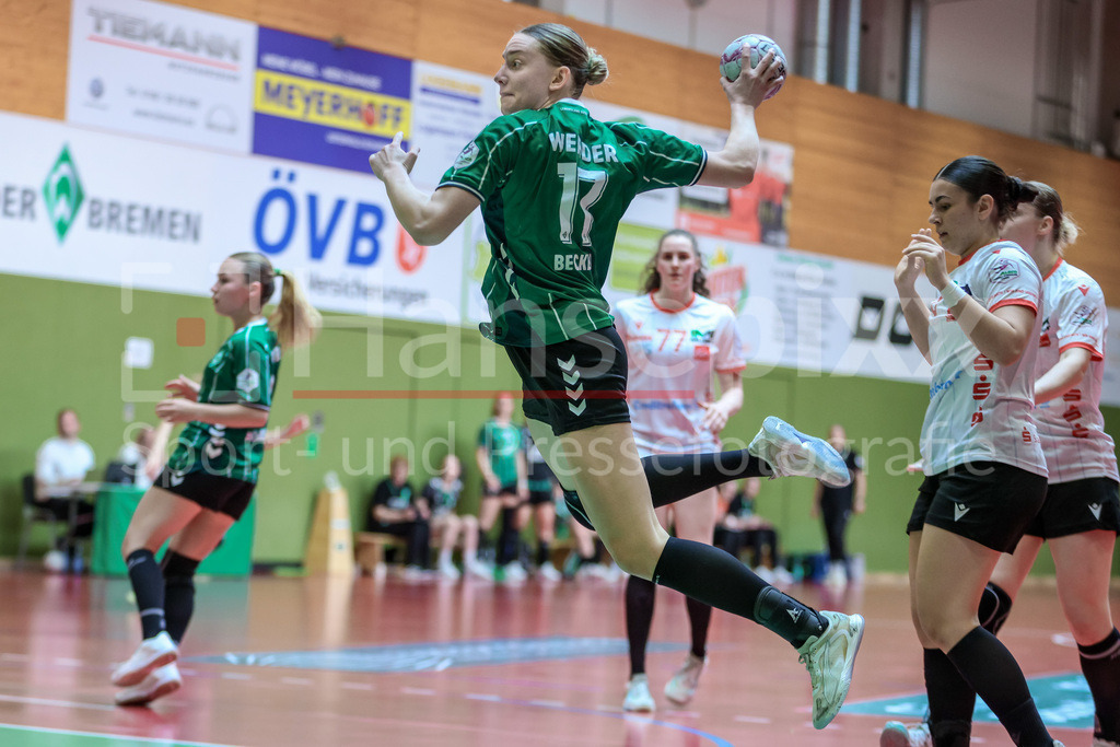 Handball, 2. Bundesliga Frauen, SV Werder Bremen - HSV Solingen-Gräfrath 76 | Meike Becker (SV Werder Bremen, 17) beim Wurf, am Ball, Spielszene, Aktion, Action
