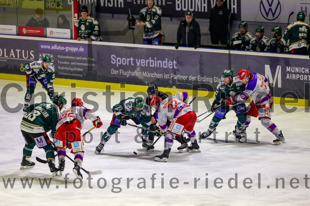 2026-02-15_042_TSV_Erding_gegen_EC_Peiting | Erding, Deutschland, 15.02.2026:Eishockey, Oberliga Süd 2025 / 2026, 47. Spieltag, TSV Erding gegen EC Peiting, Endergebnis: 4:5Marc Schmidpeter (Erding Gladiators, #33), Philipp Michl (Erding Gladiators, #77), Lukas Gohlke (EC Peiting, #22), Grady Hobbs (Erding Gladiators, #22), Phillipp Markgraf (EC Peiting, #13)Foto: Christian Riedel / fotografie-riedel.net