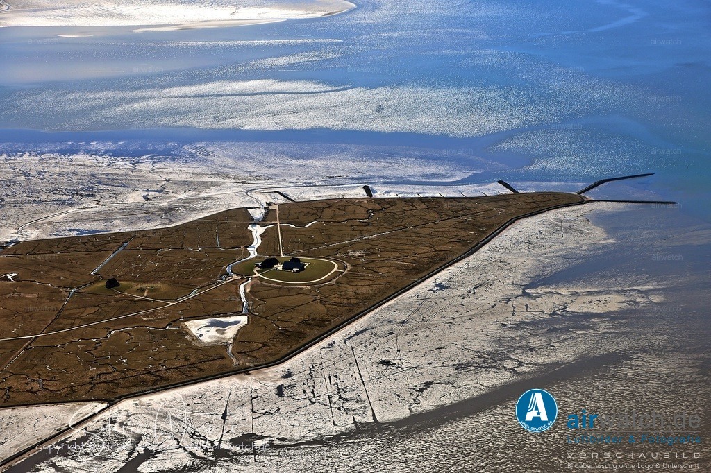 Luftbild Nordstrandischmoor im Nationalparks Schleswig-Holsteinisches Wattenmeer | Die Geschichte der Hallig ist geprägt von wiederkehrenden Sturmfluten, darunter die Weihnachtsflut 1717, bei der 18 Häuser und die damalige Kirche zerstört wurden, sowie die Flut von 1825, die den weiteren Wiederaufbau einer eigenen Kirche verhinderte.  Bis heute ist die Fläche der Hallig von ursprünglich 500 Hektar auf etwa ein Drittel geschrumpft.