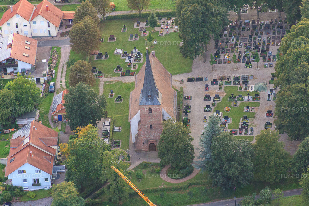 protest. Kirche am Friedhof | Luftbild: protest. Kirche am Friedhof in Insheim im Bundesland Rheinland-Pfalz in Deutschland. Foto: IMG_32909.jpg vom 03.09.2010 durch Werner Riehm/FLY-FOTO.de - Realisiert mit Pictrs.com