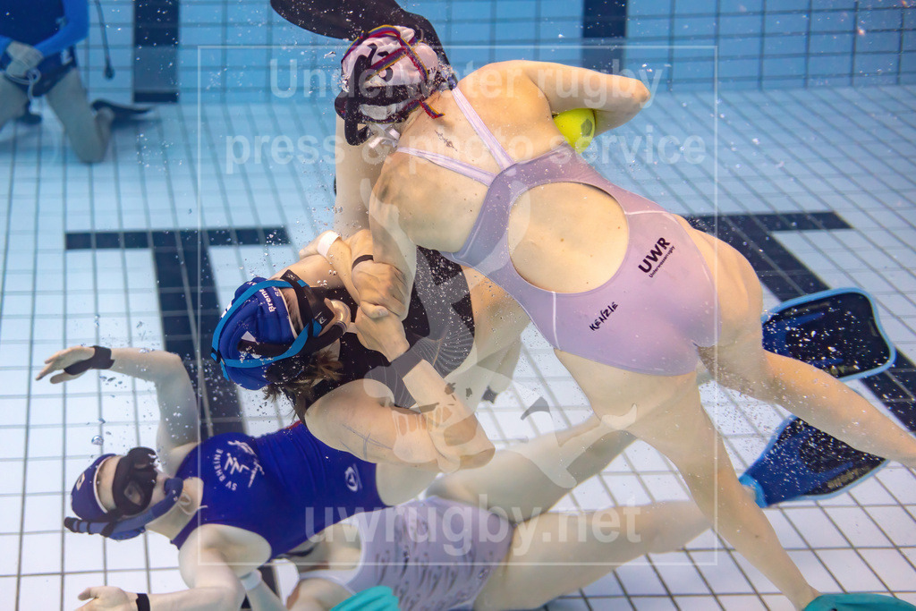 Deutsche Damen-Meisterschaft im Unterwasser-Rugby 2023 - Bild 61 | Unterwasseraufnahme des Spieles: ST Berlin (blau) vs. SG Karlsruhe/Malsch(weiß) - Realisiert mit Pictrs.com