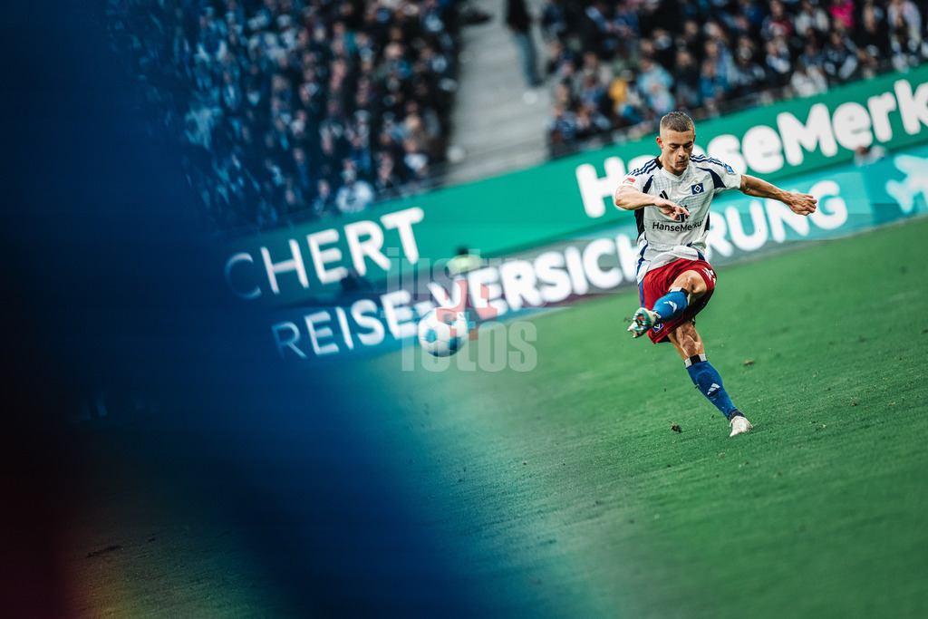 Fußball | Männer | Saison 2024/2025 | 2. Fußball-Bundesliga | 7. Spieltag | Hamburger SV vs. SC Paderborn 07 | 28.09.2024 | Miro Muheim (#28, HSV) beim Freistoss