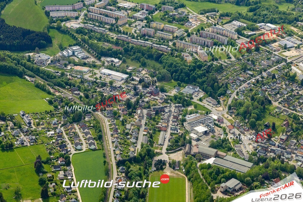 Die Luftaufnahme Niederlößnitz - Lößnitz wurde 2022 vom Flugzeug aus (keine Drohne) erstellt. Hohe Auflösung -für große Poster und Wandbilder geeignet - Garantiert!