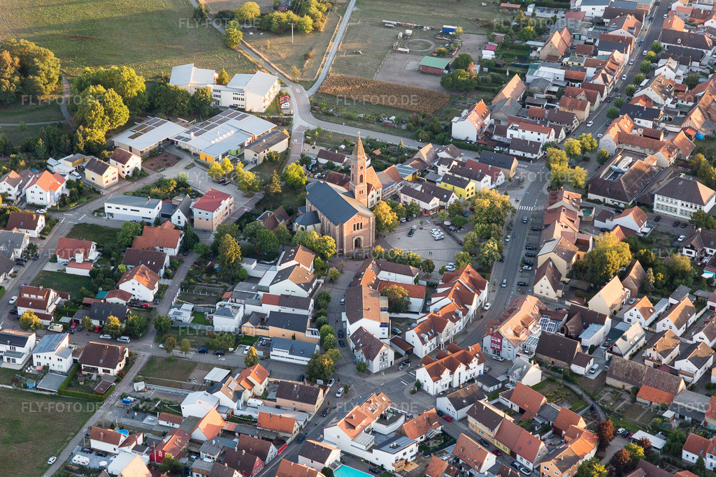 Luftbild: Pfarrkirche St.Nikolaus im Ortsteil Weiher in Ubstadt-Weiher im Bundesland Baden-Württemberg in Deutschland. Foto: IMG_111579.jpg vom 09.09.2018 durch Werner Riehm/FLY-FOTO.de