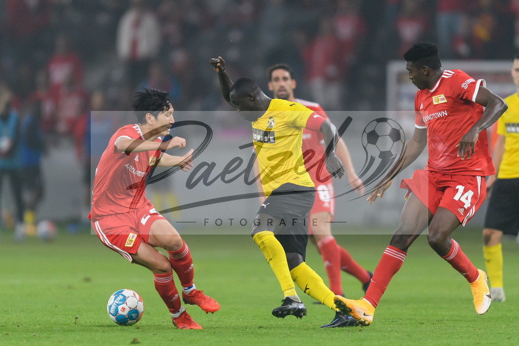 FCUKUO20210826_035 | Fussball, Herren: Genki Haraguchi (1.FC Union Berlin), Bismark Adjei-Boateng (Kuopion PS) und Taiwo Awoniyi (1.FC Union Berlin) im Zweikampf beim Spiel der UEFA Conference League zwischen 1. FC Union Berlin und Kuopion PS im Olympiastadion am 26.08.2021 in Berlin, Deutschland. - Realisiert mit Pictrs.com