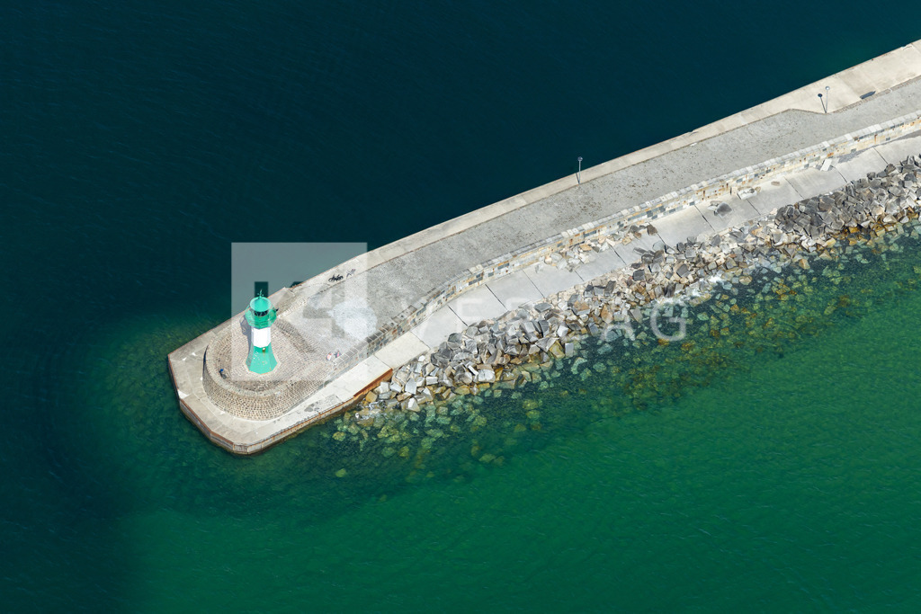 Wandbild-Mole-Sassnitz-Luftbild-Ostsee-0U3A3345 | Auf der Sassnitzer Mole kann man fast 1,5 Kilometer weit über die Ostsee spazieren - Realisiert mit Pictrs.com
