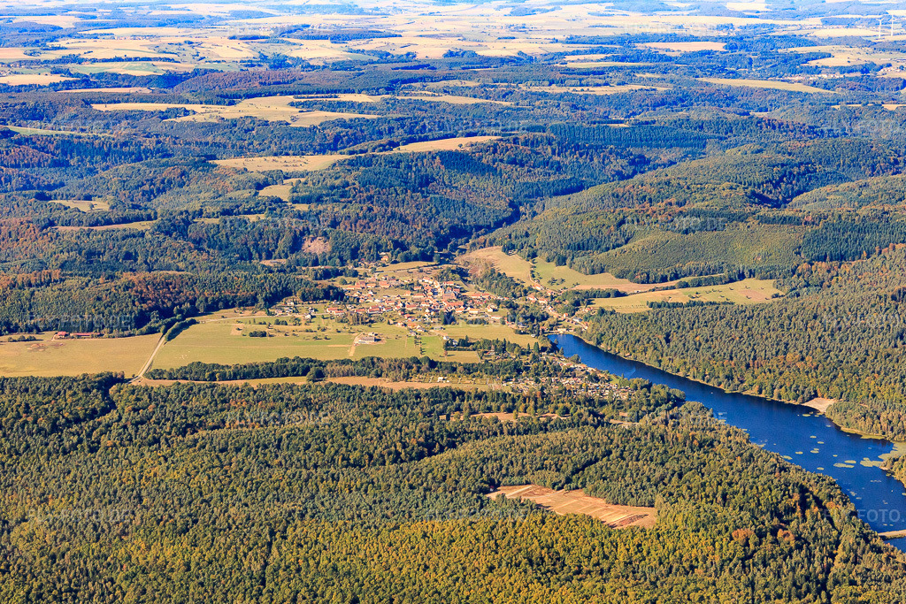 Luftbild: Ortsansicht am Étang de Haspelschiedt von Süden in Haspelschiedt im Bundesland Moselle in Frankreich. – Foto: IMG_095133.jpg vom 16.10.2016 durch Werner Riehm/FLY-FOTO.de – Auflösung des Originals: 5472 x 3648 px