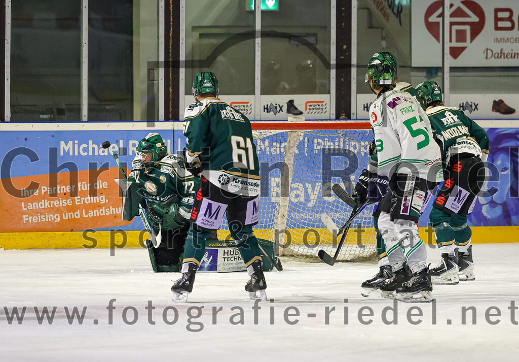 2026-01-02_114_TSV_Erding_gegen_Hoechstadt_Alligators | Erding, Deutschland, 02.01.2026:Eishockey, Oberliga Süd 2025 / 2026, 33. Spieltag, TSV Erding gegen Höchstadt Alligators, Endergebnis: 2:1Torwart David Zabolotny (Erding Gladiators, #72), Dennis Miller (Erding Gladiators, #61), Luca Franzese (Höchstadt Alligators, #53), Erik Modlmayr (Erding Gladiators, #21)Foto: Christian Riedel / fotografie-riedel.net