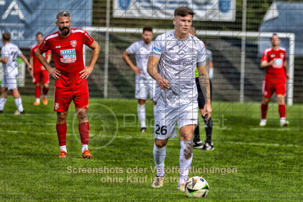 20250831_153356_0572-Bearbeitet | #,TSG Salach (weiß) vs. SV Ebersbach (rot), Fußball, Bezirksliga - Bezirk Neckar/Fils, 02. Spieltag, Saison 2025/2026, Rasensportplatz, Staufenecker Straße, 73084 Salach, 31.08.2025 - 15:00 Uhr,Foto: PhotoPeet-Sportfotografie/Peter Harich