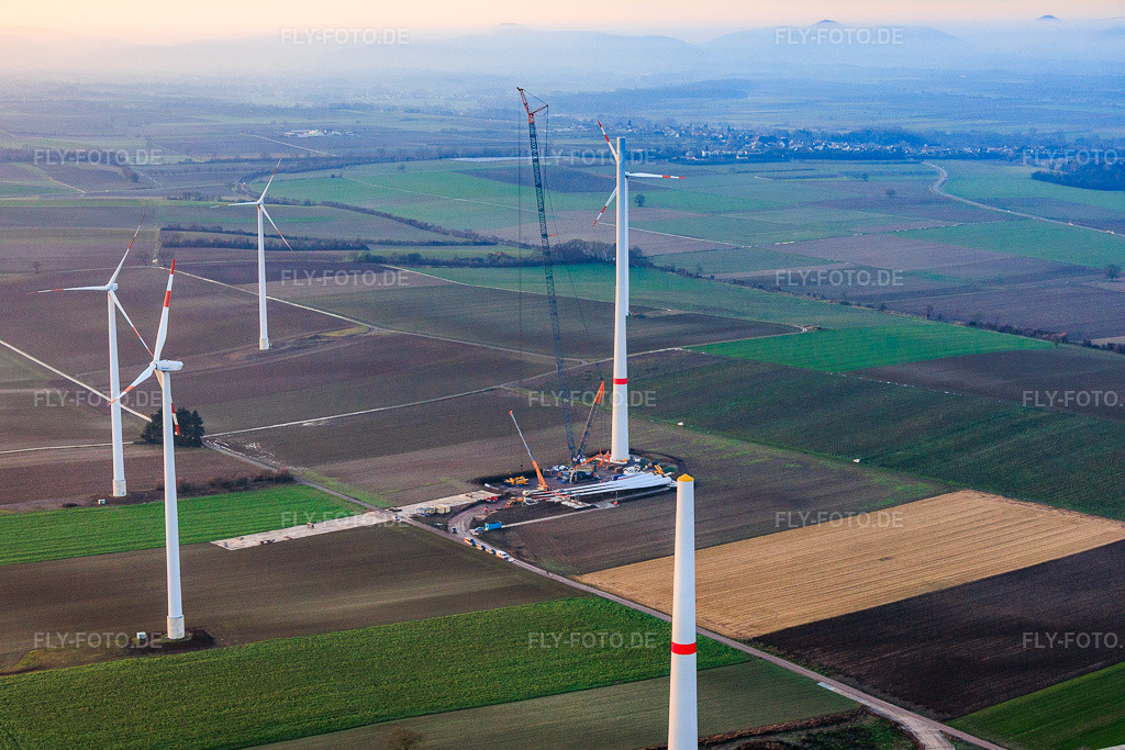 Luftbild: Riesenkran zum Repowering des Windpark Minfeld. JUWI ersetzt vier Altanlagen (GE 1.5) aus 2004 durch zwei neue, modernen Anlagen vom Typ Vestas V162 mit je sechs MW in Minfeld im Bundesland Rheinland-Pfalz in Deutschland. Foto: IMG_152178.jpg vom 12.12.2025 durch Werner Riehm/FLY-FOTO.deJUWI Windparks - JUWI