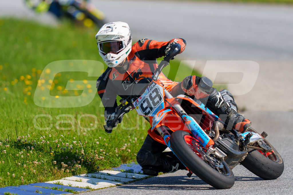 SuperMoto_Staatsmeisterschaft_Greinbach_284 | GRIPcapture steht für authentische Sportfotografie in Österreich – für Momente, die mehr sind als Geschwindigkeit oder Ergebnis. Es geht um Emotion, Spannung, Fokus und den Augenblick, der oft nur einen Wimpernschlag dauert.Ob Motorsport, Teamsport oder 