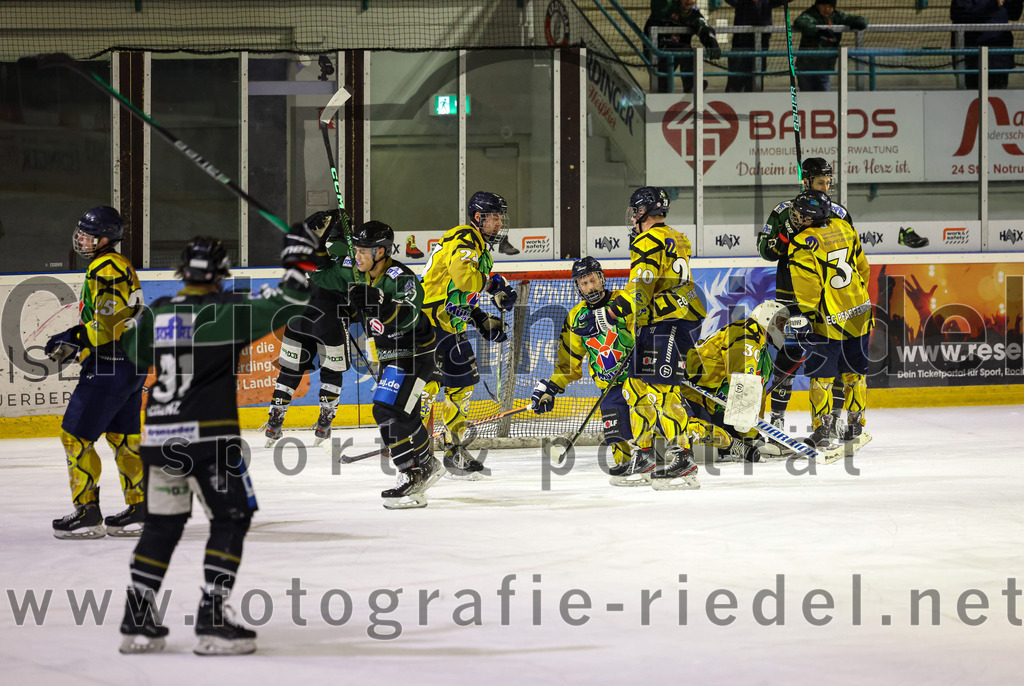 2022-12-16_066_TSV_Erding_gegen_EC_Pfaffenhofen | Erding, Deutschland, 16.12.2022:
Eishockey, Bayernliga 2022 / 2023, 21. Spieltag, TSV Erding gegen EC Pfaffenhofen, Endergebnis: 14:1

Rudolf Lorenz (Erding Gladiators, #91), Mark Waldhausen (Erding Gladiators, #27), Tim Lohrer (EC Pfaffenhofen, #23), Jeremy Eisenhofer (EC Pfaffenhofen, #20), Torwart Hannes Kiefer (EC Pfaffenhofen, #30), Luis Pfab (EC Pfaffenhofen, #3)

Foto: Christian Riedel / fotografie-riedel.net
