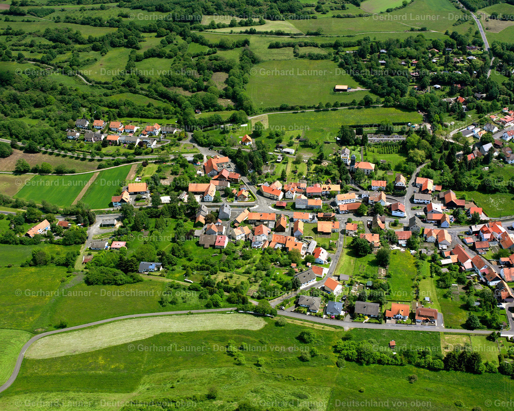 2614066 | KöDDINGEN 09.06.2006 Landwirtschaftliche Nutzflächen und Feldgrenzen  umsäumen das Siedlungsgebiet des Dorfes in Köddingen im Bundesland Hessen, Deutschland // Agricultural land and field boundaries surround the settlement area of the village  in Köddingen in the state Hesse, Germany Foto: Gerhard Launer