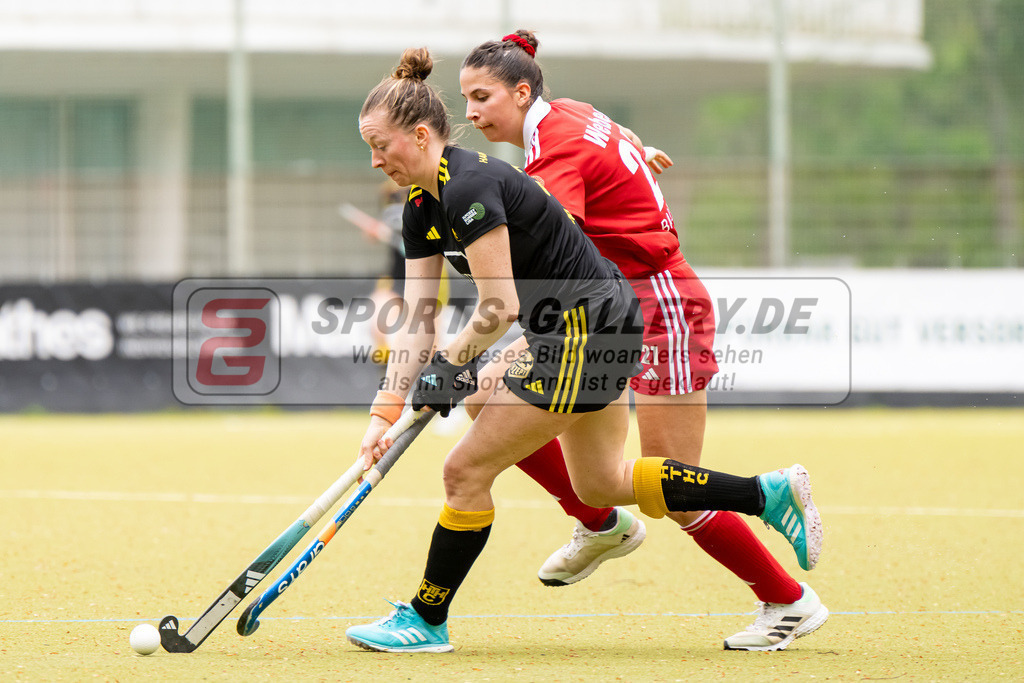 HK_20240407_100210 | 1. Bundesliga Hockey Damen Rot-Weiss Köln - Harvestehuder THC am 7.4.2024 Rot-Weiss Köln, Köln , Hauke Franziska ( Harvestehuder THC #26 ) , Maja Weber ( Rot-Weiss Köln #21 )